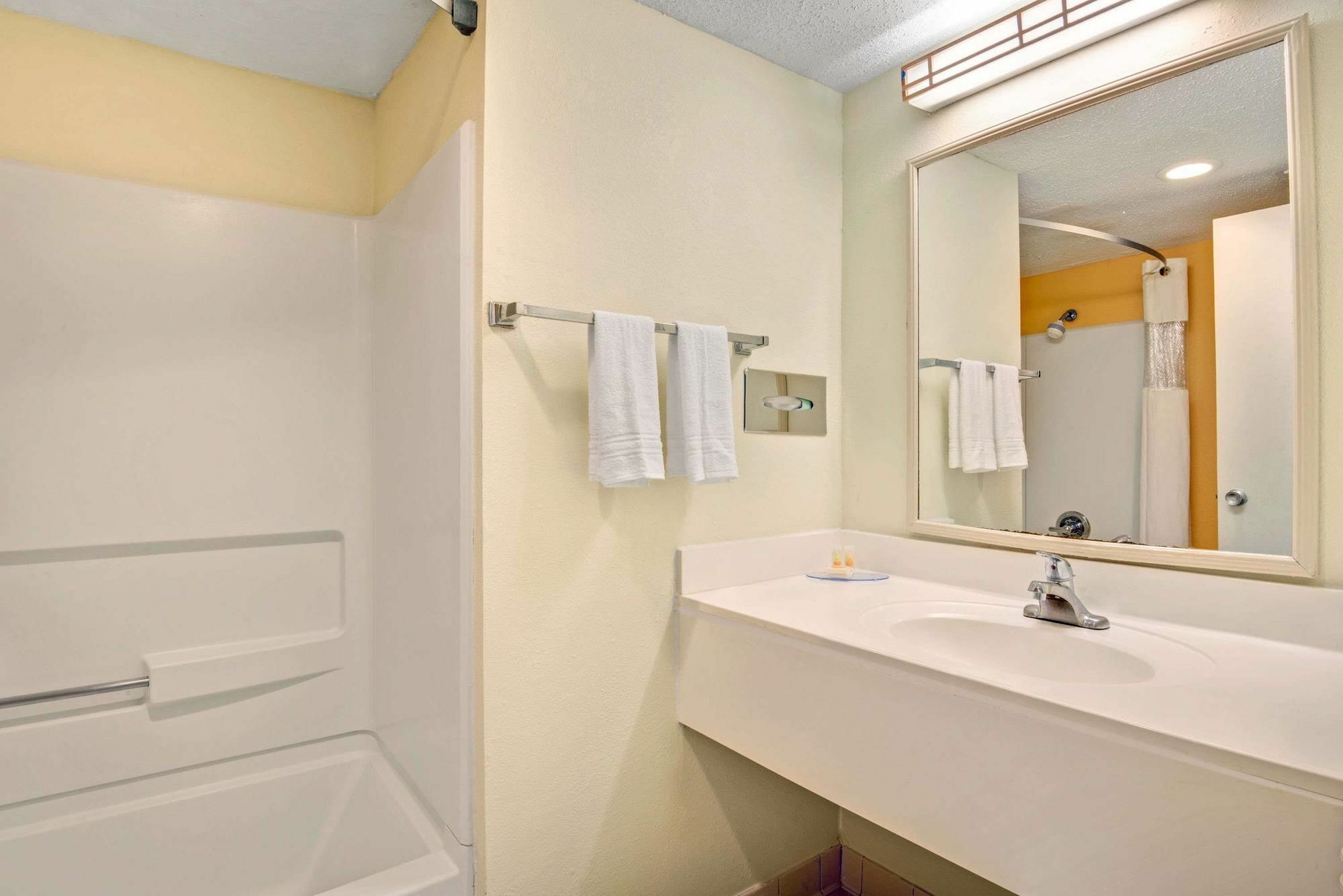 The Longleaf Hotel Raleigh Bagian luar foto